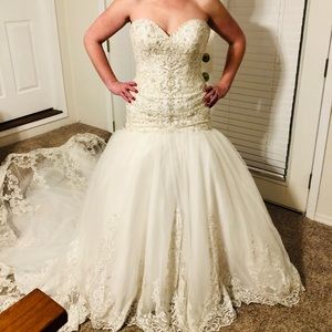 Brand new Allure Bridal gown w/ extended train NWT